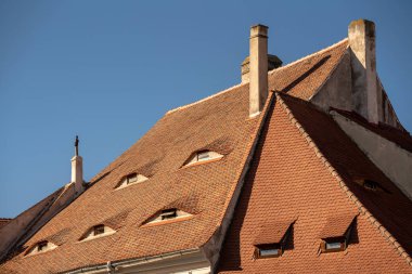 Sibiu, Romanya - 21 Ekim 2024: Şehrin gözleri var: Sibiu 'nun ünlü çatıları