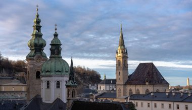 Salzburg, Avusturya - 22 Aralık 2024: Salzburg 'daki Avusturya Mozartkugeln çikolata dükkanı