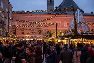 Salzburg, Avusturya - 21 Aralık 2024: Salzburg 'daki Noel pazarı gece aydınlandı