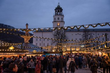 Salzburg, Avusturya - 21 Aralık 2024: Salzburg 'daki Noel pazarı gece aydınlandı