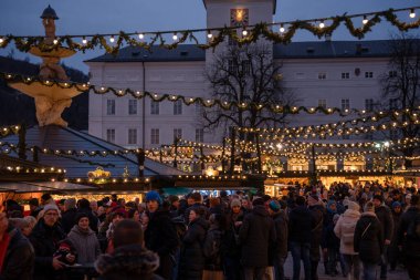 Salzburg, Avusturya - 21 Aralık 2024: Salzburg 'daki Noel pazarı gece aydınlandı