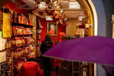 Salzburg, Avusturya - 22 Aralık 2024: Salzburg 'daki Avusturya Mozartkugeln çikolata dükkanı