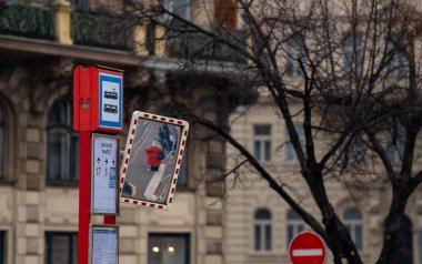 Prag, Çek Cumhuriyeti - 27 Aralık 2024: Kıvrımlı bir kadının otobüs durağındaki yansıması