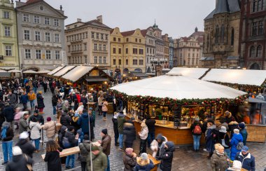 Prag, Çek Cumhuriyeti - 27 Aralık 2024: Prag 'daki Old Town Square' de Noel pazarı