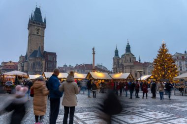 Prag, Çek Cumhuriyeti - 27 Aralık 2024: Prag 'daki Old Town Square' de Noel pazarı. Uzun pozlu çekim