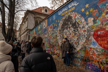 Prag, Çek Cumhuriyeti - 28 Aralık 2024: Prag 'daki John Lennon Wall' da fotoğraf çeken turistler