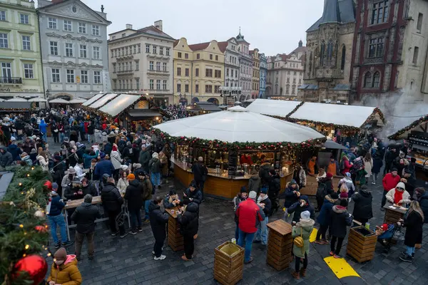 Prag, Çek Cumhuriyeti - 27 Aralık 2024: Prag 'daki Old Town Square' de Noel pazarı