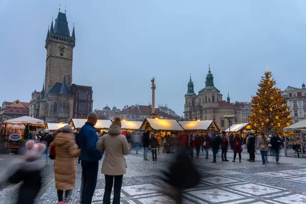 Prag, Çek Cumhuriyeti - 27 Aralık 2024: Prag 'daki Old Town Square' de Noel pazarı. Uzun pozlu çekim