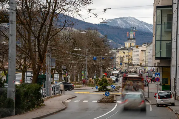 Salzburg, Avusturya - 21 Aralık 2024: Salzburg 'da Franz-Josef-Kai caddesinde trafik akışı.