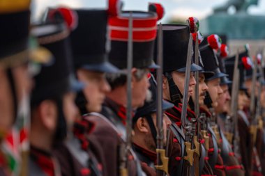 Budapeşte, Macaristan - 25 Mayıs 2025: Devrim dönemi Macar askeri elbisesinde seremoni muhafızları.