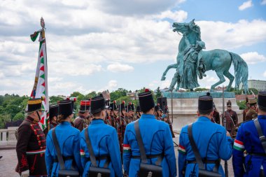 Budapeşte, Macaristan - 25 Mayıs 2025: Devrim dönemi Macar askeri elbisesinde seremoni muhafızları.