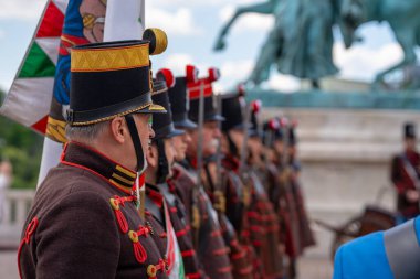 Budapeşte, Macaristan - 25 Mayıs 2025: Devrim dönemi Macar askeri elbisesinde seremoni muhafızları.