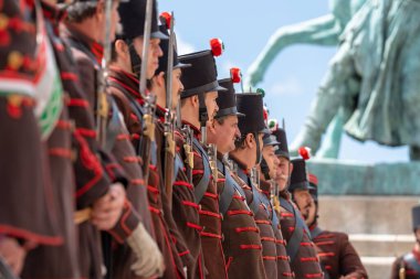 Budapeşte, Macaristan - 25 Mayıs 2025: Devrim dönemi Macar askeri elbisesinde seremoni muhafızları.