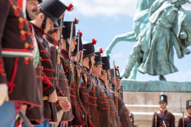 Budapeşte, Macaristan - 25 Mayıs 2025: Devrim dönemi Macar askeri elbisesinde seremoni muhafızları.