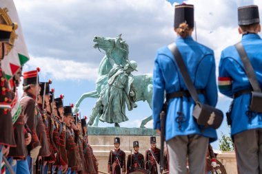 Budapeşte, Macaristan - 25 Mayıs 2025: Devrim dönemi Macar askeri elbisesinde seremoni muhafızları.