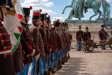 Budapeşte, Macaristan - 25 Mayıs 2025: Devrim dönemi Macar askeri elbisesinde seremoni muhafızları.