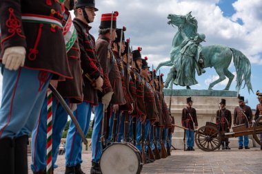 Budapeşte, Macaristan - 25 Mayıs 2025: Devrim dönemi Macar askeri elbisesinde seremoni muhafızları.