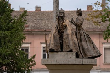 Szeged, Macaristan - 20 Temmuz 2024: Szeged 'de Kral Aziz Stephen ve Kraliçe Gizella' nın bronz heykeli