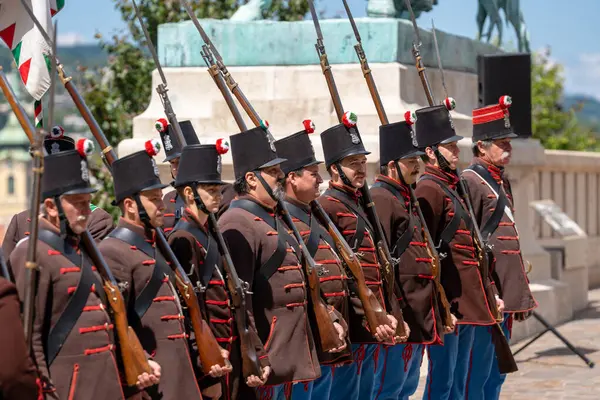 Budapeşte, Macaristan - 25 Mayıs 2025: Devrim dönemi Macar askeri elbisesinde seremoni muhafızları.