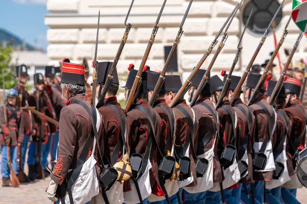 Budapeşte, Macaristan - 25 Mayıs 2025: Devrim dönemi Macar askeri elbisesinde seremoni muhafızları.