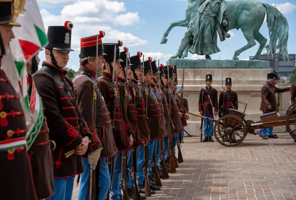 Budapeşte, Macaristan - 25 Mayıs 2025: Devrim dönemi Macar askeri elbisesinde seremoni muhafızları.
