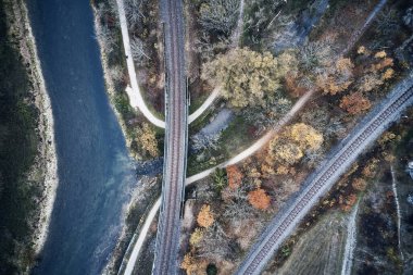 Güzel sonbaharda orman yolunun havadan görünüşü. Dağ yolları, renkli manzaralı ve sarı ağaçlı detaylar.