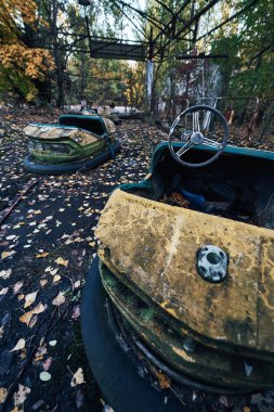 Terk Edilmiş Arabalar Hayalet Şehir Pripyat 'ta Çernobil Yasak Bölgesi' nde, Scooter Sonbahar Renkleri 'nde