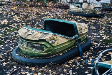 Terk Edilmiş Arabalar Hayalet Şehir Pripyat 'ta Çernobil Yasak Bölgesi' nde, Scooter Sonbahar Renkleri 'nde