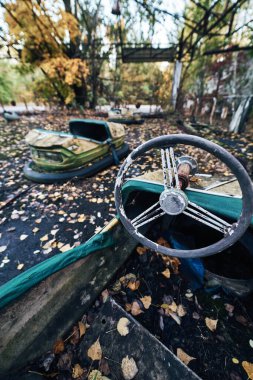 Terk Edilmiş Arabalar Hayalet Şehir Pripyat 'ta Çernobil Yasak Bölgesi' nde, Scooter Sonbahar Renkleri 'nde