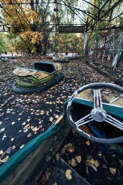 Terk Edilmiş Arabalar Hayalet Şehir Pripyat 'ta Çernobil Yasak Bölgesi' nde, Scooter Sonbahar Renkleri 'nde