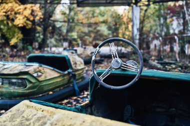 Terk Edilmiş Arabalar Hayalet Şehir Pripyat 'ta Çernobil Yasak Bölgesi' nde, Scooter Sonbahar Renkleri 'nde