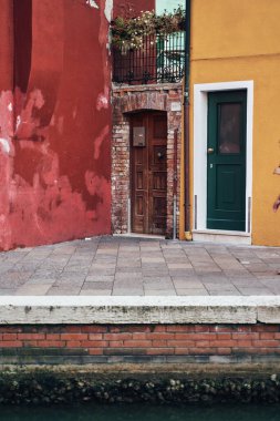 Burano, Murano 'daki parlak renkli evler - Venedik sokakları, İtalya