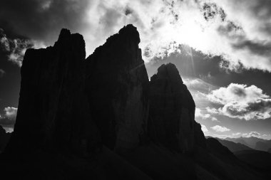 İtalyan dolomit Alplerindeki Üç Tepe Doğa Parkı 'ndaki dağ manzarası, Güney Tyrol' daki Sesto Dolomitleri