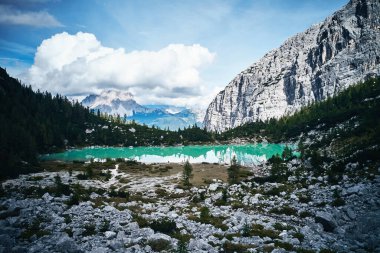 Dolomitlerdeki Sorapis Gölü İHA ile İtalya 'dan çekilmiş, yukarıdan gökyüzü manzaralı.