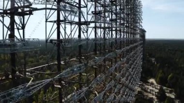 Çernobil Yasaklama Bölgesi içindeki hava görüntüsü Çernobil 'deki Duga ufuk radar sistemlerinin hava görüntüsü