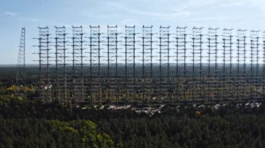 Çernobil Yasaklama Bölgesi içindeki hava görüntüsü Çernobil 'deki Duga ufuk radar sistemlerinin hava görüntüsü