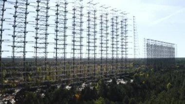 Çernobil Yasaklama Bölgesi içindeki hava görüntüsü Çernobil 'deki Duga ufuk radar sistemlerinin hava görüntüsü