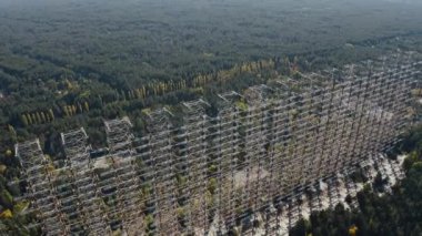 Çernobil Yasaklama Bölgesi içindeki hava görüntüsü Çernobil 'deki Duga ufuk radar sistemlerinin hava görüntüsü