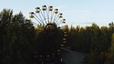Pripyat dönme dolabının hava görüntüsü. Çernobil nükleer gücünün yanındaki Pripyat, hava manzaralı. Çernobil nükleer santralinin yakınındaki sınırlama bölgesi..