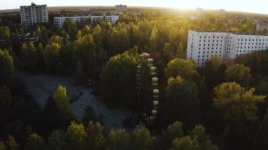 Pripyat dönme dolabının hava görüntüsü. Çernobil nükleer gücünün yanındaki Pripyat, hava manzaralı. Çernobil nükleer santralinin yakınındaki sınırlama bölgesi..