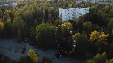 Pripyat dönme dolabının hava görüntüsü. Çernobil nükleer gücünün yanındaki Pripyat, hava manzaralı. Çernobil nükleer santralinin yakınındaki sınırlama bölgesi..