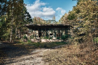 Sonbaharda Çernobil Kafe: Pripyat 'taki terk edilmiş bir süpermarketin iç mekanı, güneşli cam mozaik penceresi, terk edilmiş, kayıp yer