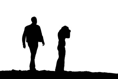 İki siluetli figür, parlak bir arkaplanda, biri amaçla yürüyor, diğeri odaklanmış, muhtemelen sakin, doğa dolu bir manzarada görüntüleri yakalıyor..