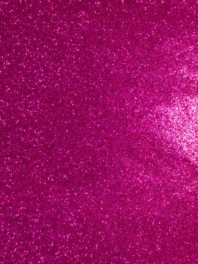 Pembe parıltılı arka plan, parlak röfleler ve ışıltılı efektlerle kapatılıyor. Festival, kutlama ya da dekoratif tasarım projeleri için ideal. Bu soyut arkaplan davetler, tebrik kartları ve dijital içerik için kullanılabilir