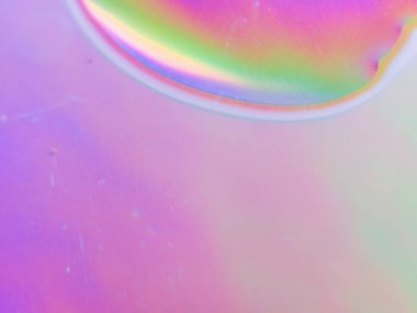 Yumuşak bir gökkuşağı gradyanı içeren minimalist soyut arkaplan pürüzsüz, yanardöner bir yüzeye karışıyor. Görüntü, yaratıcı projelerde kullanılabilecek pembe, mor, yeşil ve sarı renklerde rüya gibi ve renkli bir desen sergiliyor.