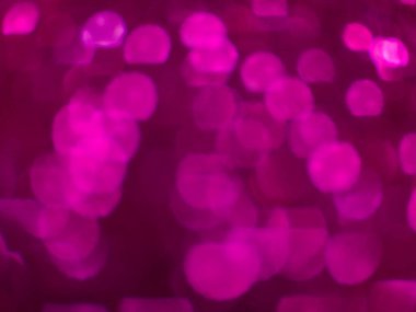 Parlak pembe ve morumsu bokeh daireler içeren canlı ve soyut bir arka plan. Yumuşak, bulanık ışıklar rüya gibi, şenlikli bir atmosfer yaratarak bu görüntüyü parti davetiyeleri, yaratıcı projeler veya zarif tasarımlar için ideal hale getiriyor..
