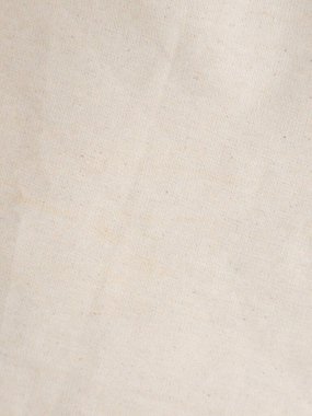 Yüksek çözünürlüklü bej pamuk kumaş fotoğrafı ayrıntılı bir dokuma ve doğal lif desenini gösteriyor. Yüzey ince dokuyu ve küçük lekeleri gösterir, bu da onu arka plan, tekstil projeleri veya tasarım modellemeleri için ideal kılar..