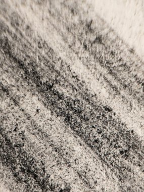 Kabataslak bir kağıt yüzeyindeki kalem gölgesinin oluşturduğu detaylı dokuyu gösteren makro fotoğraf. Soyut desen, kumlu beyaz arkaplan boyunca siyah ve gri çizgiler gösteriyor, dokunsal ve sanatsal etkiyi vurguluyor