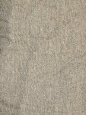 Makro fotoğraf bej kumaşın detaylı dokusunu yakalıyor. Görüntü, örülmüş deseni ve doğal lif yapısını görünür katlar ve buruşukluklarla vurgular, bu da onu bir arkaplan veya tekstil tasarımı ögesi olarak kullanmak için ideal kılar..