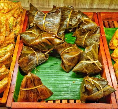 Muz izninde sunulan geleneksel Endonezya pastası ve bakang olarak bilinen tatlılar